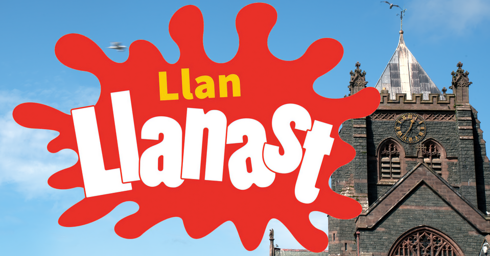 Logo Llan Llanast hefo twr eglwys St Ioan Abermaw yn y cefndir